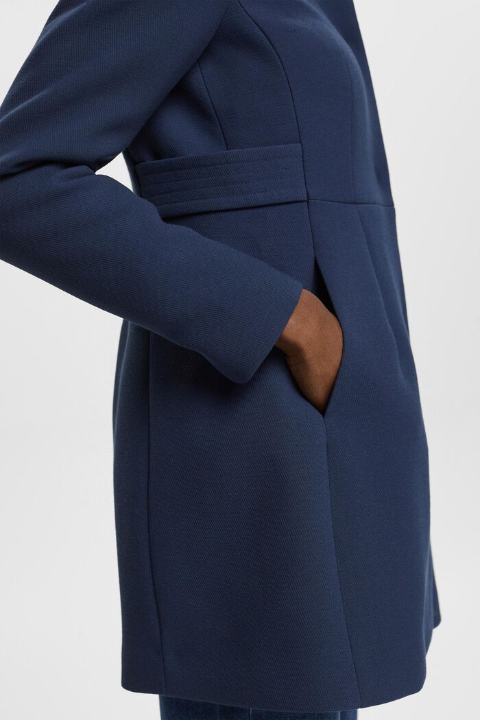 Taillierter Mantel mit umgekehrtem Reverskragen, NAVY, detail image number 4