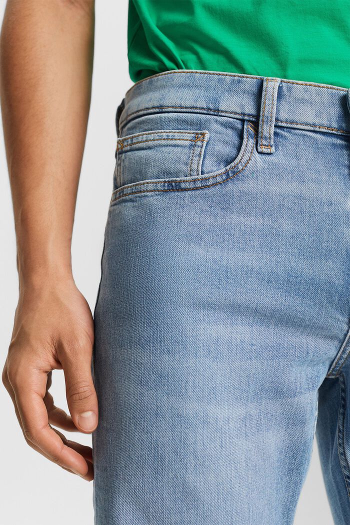 Schmal zulaufende Jeans mit mittelhohem Bund, BLUE LIGHT WASHED, detail image number 4