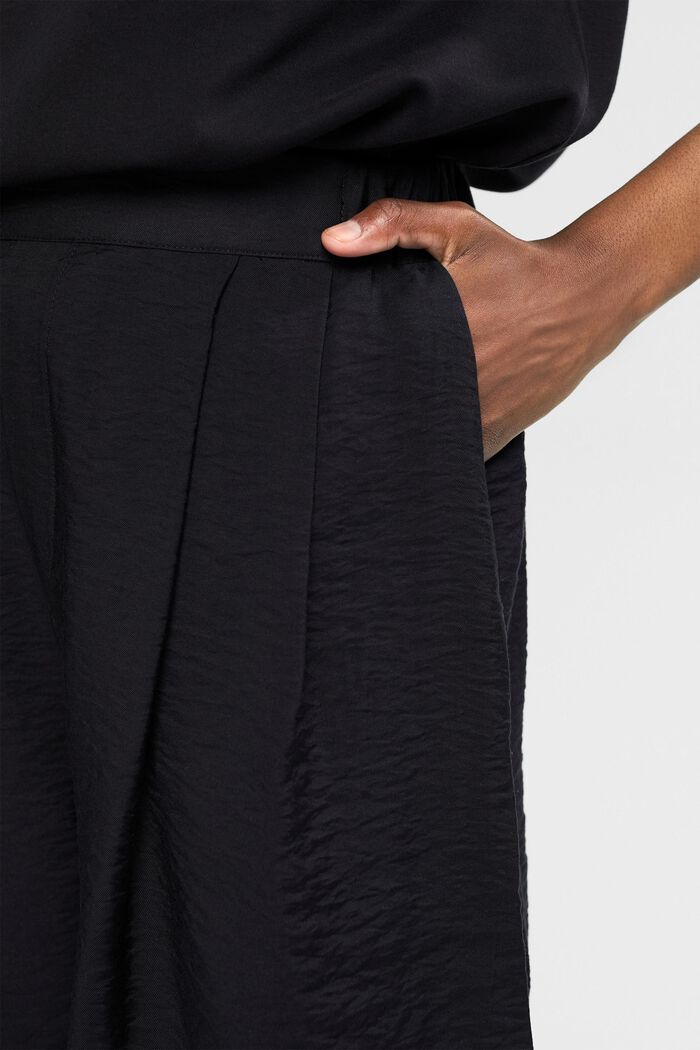 Fließende Bermuda-Shorts in Knitteroptik, BLACK, detail image number 2