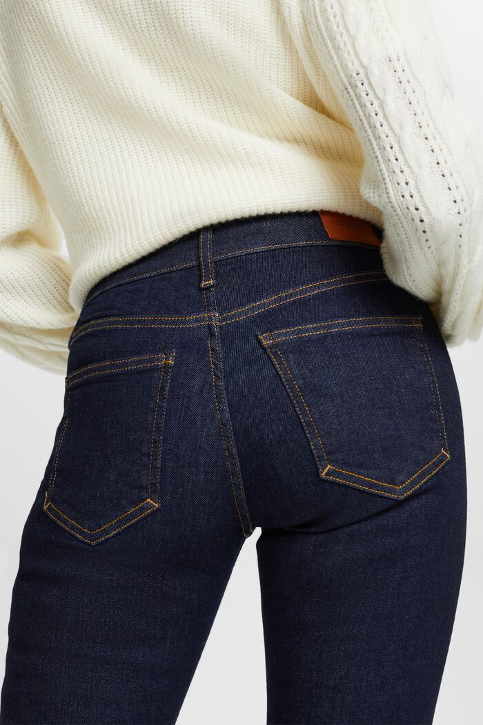 Recycelt: Schmale Jeans mit mittelhohem Bund, BLUE RINSE, detail image number 4
