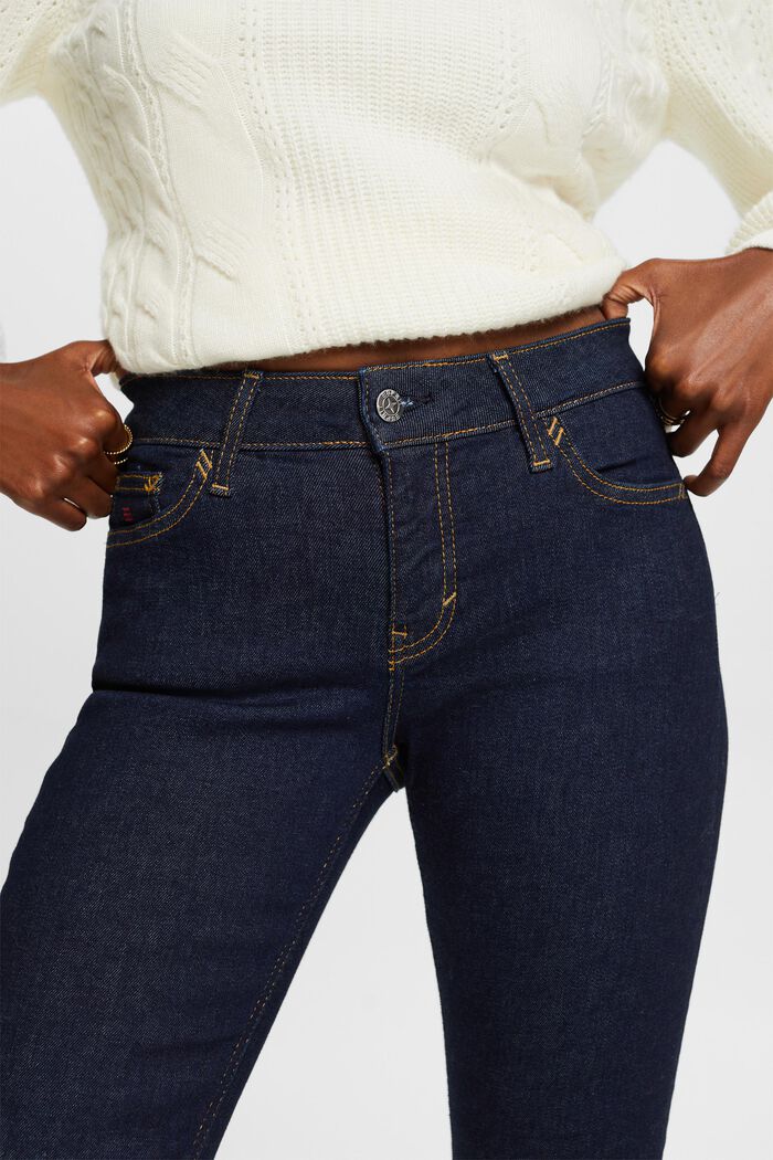 Recycelt: Schmale Jeans mit mittelhohem Bund, BLUE RINSE, detail image number 2