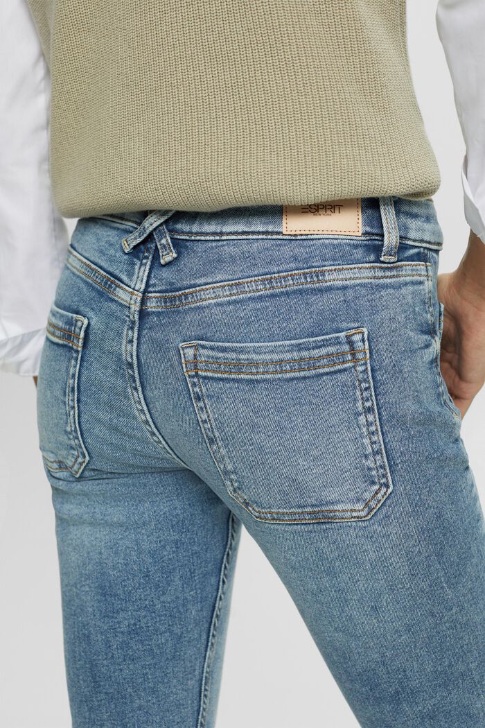 Recycelt: Schmale Jeans mit mittelhohem Bund, BLUE LIGHT WASHED, detail image number 4