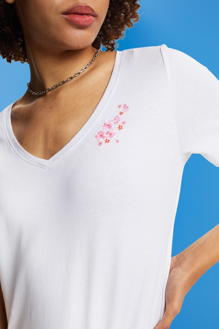 T-Shirt mit V-Ausschnitt und floraler Stickerei, WHITE, detail image number 2